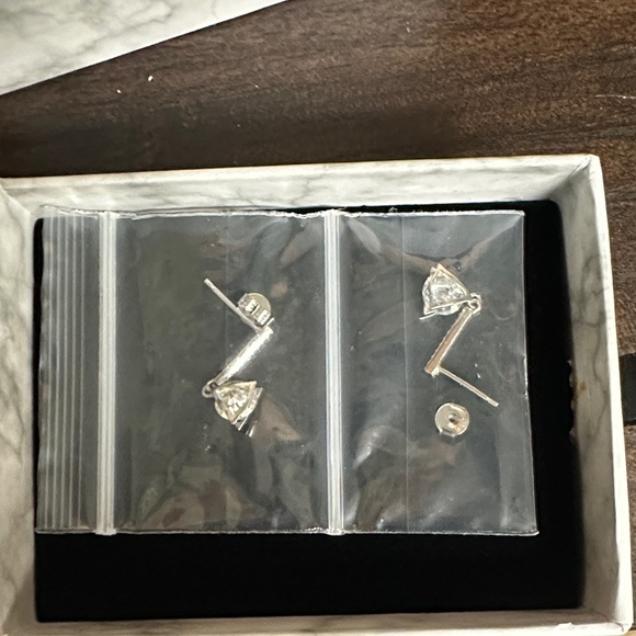 1 carat Silver Stud Earrings lab grown diamonds - Picture 3 of 4